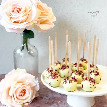 Cake pops z kwiatami bławatka różowego