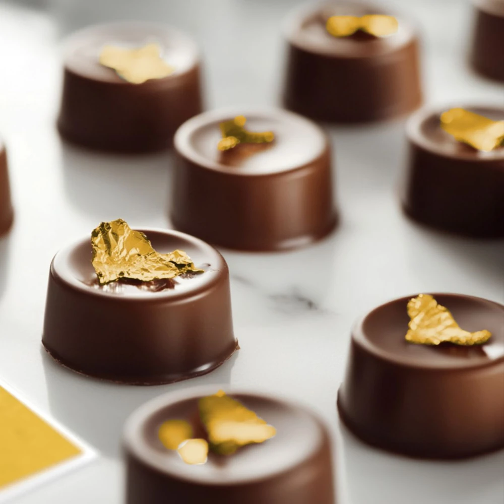 Złoto jadalne 24 karatowe w płatkach do dekoracji - 1 listek 8x8 cm - Sugarflair