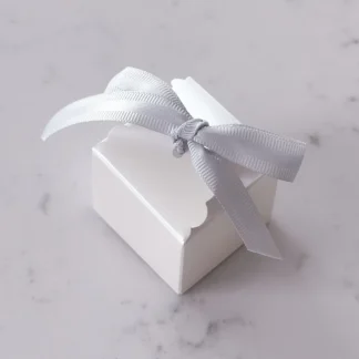 Pudełko na 1 makaronik - Perłowo-Białe 4,5x4,5x4 cm