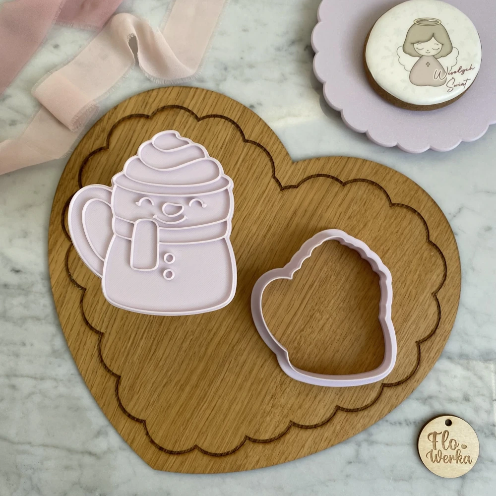 Świąteczna Wykrawaczka 3D ze Stemplem „Kubek Bałwanek” 9 cm – FloWerka