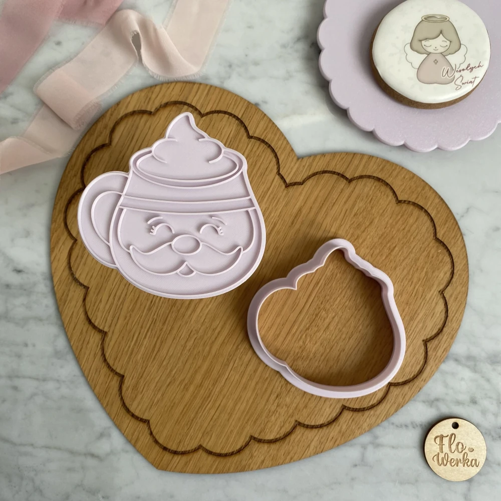 Świąteczna Wykrawaczka 3D ze Stemplem „Kubek Mikołaj” 9 cm – FloWerka