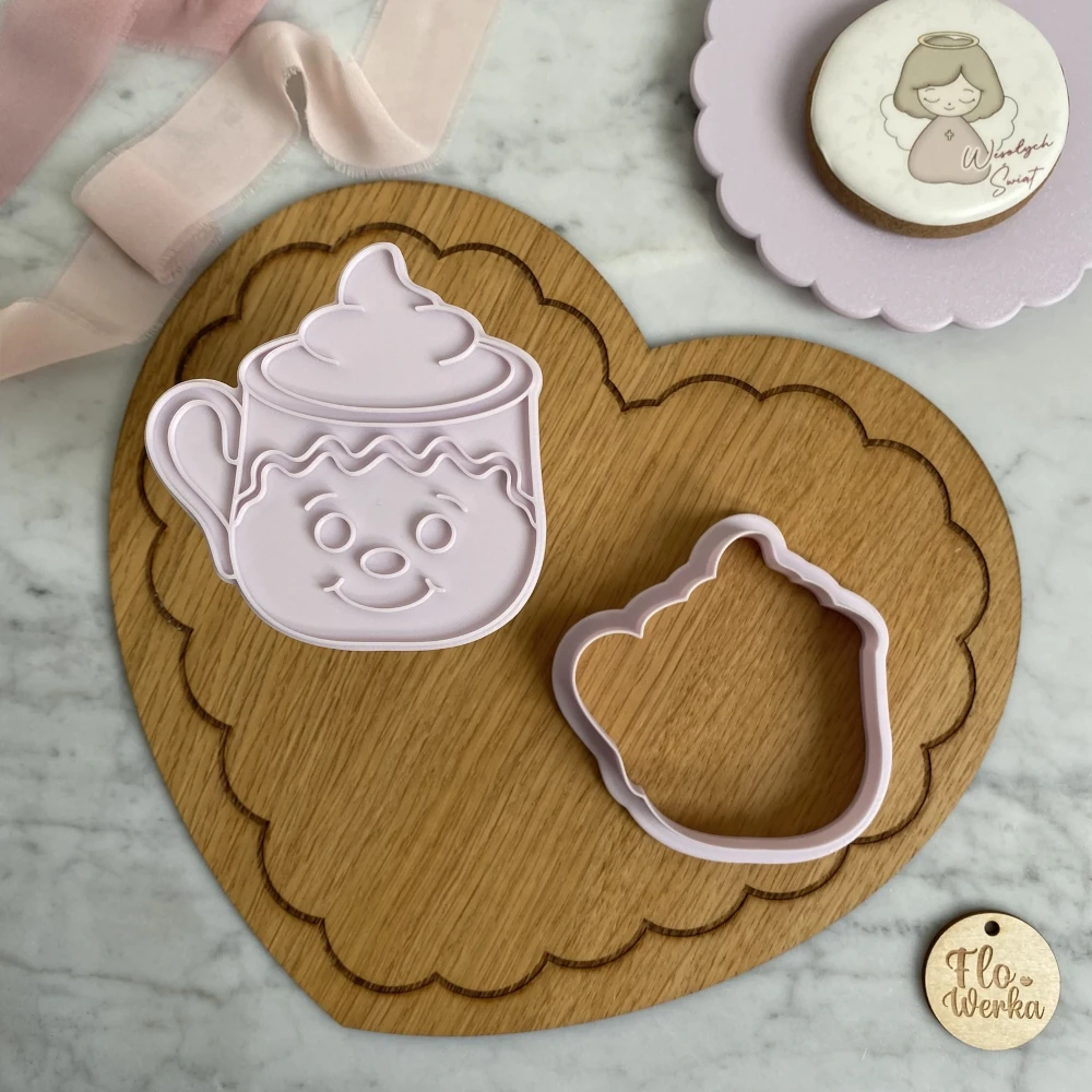 Świąteczna Wykrawaczka 3D ze Stemplem „Kubek Ciasteczko” 9 cm – FloWerka