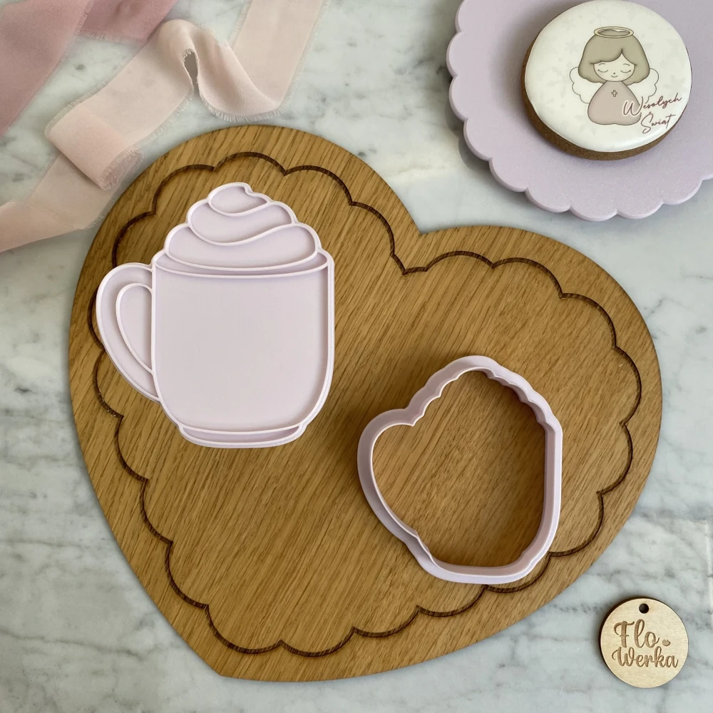 Świąteczna Wykrawaczka 3D ze Stemplem „Kubek z pianką” 9 cm – FloWerka