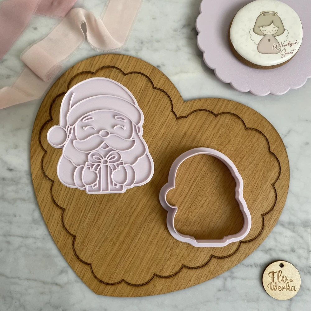 Świąteczna Wykrawaczka 3D ze Stemplem „Mikołaj z prezentem” 9 cm – FloWerka