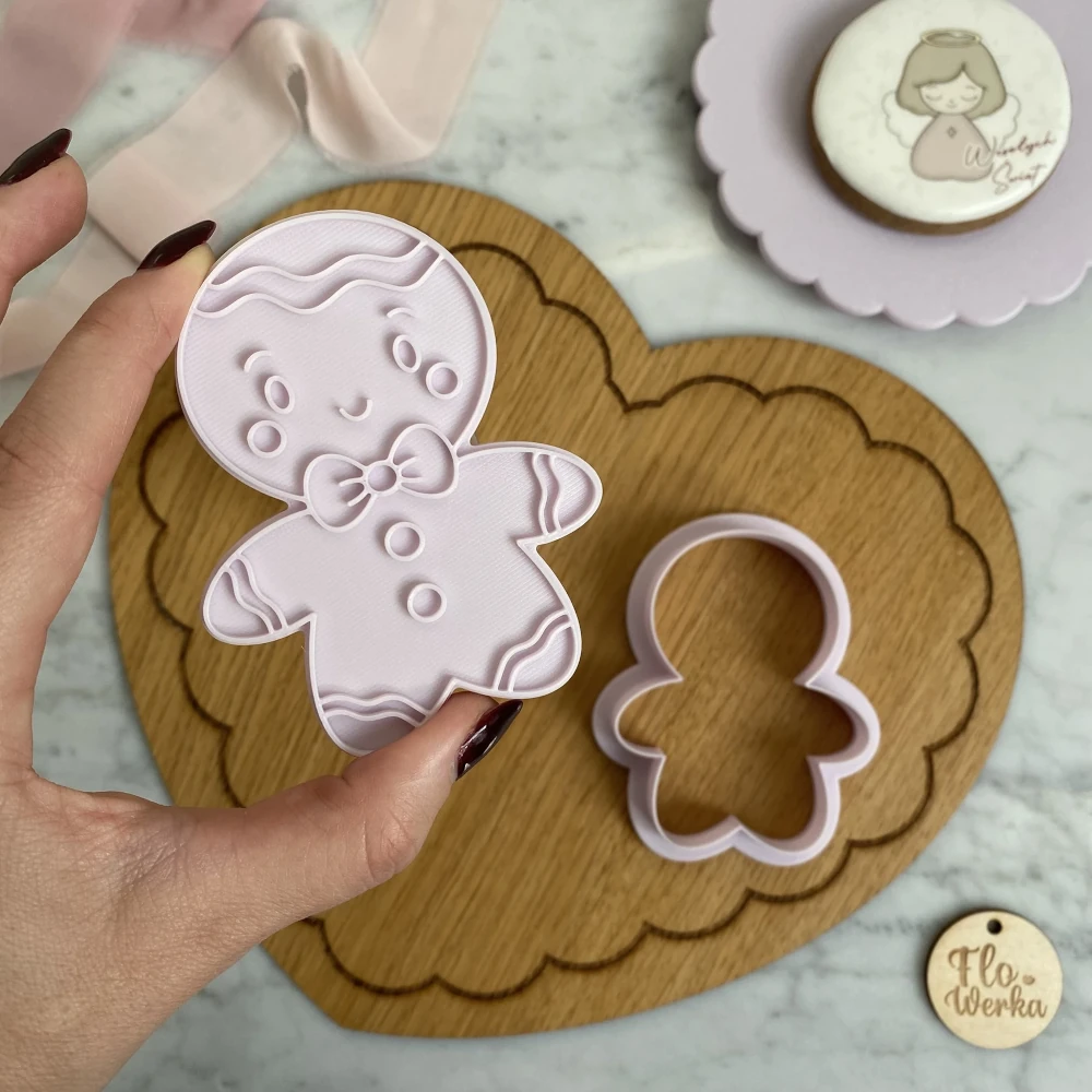 Świąteczna Wykrawaczka 3D ze Stemplem „Piernikowy Ciastek” 9 cm – FloWerka