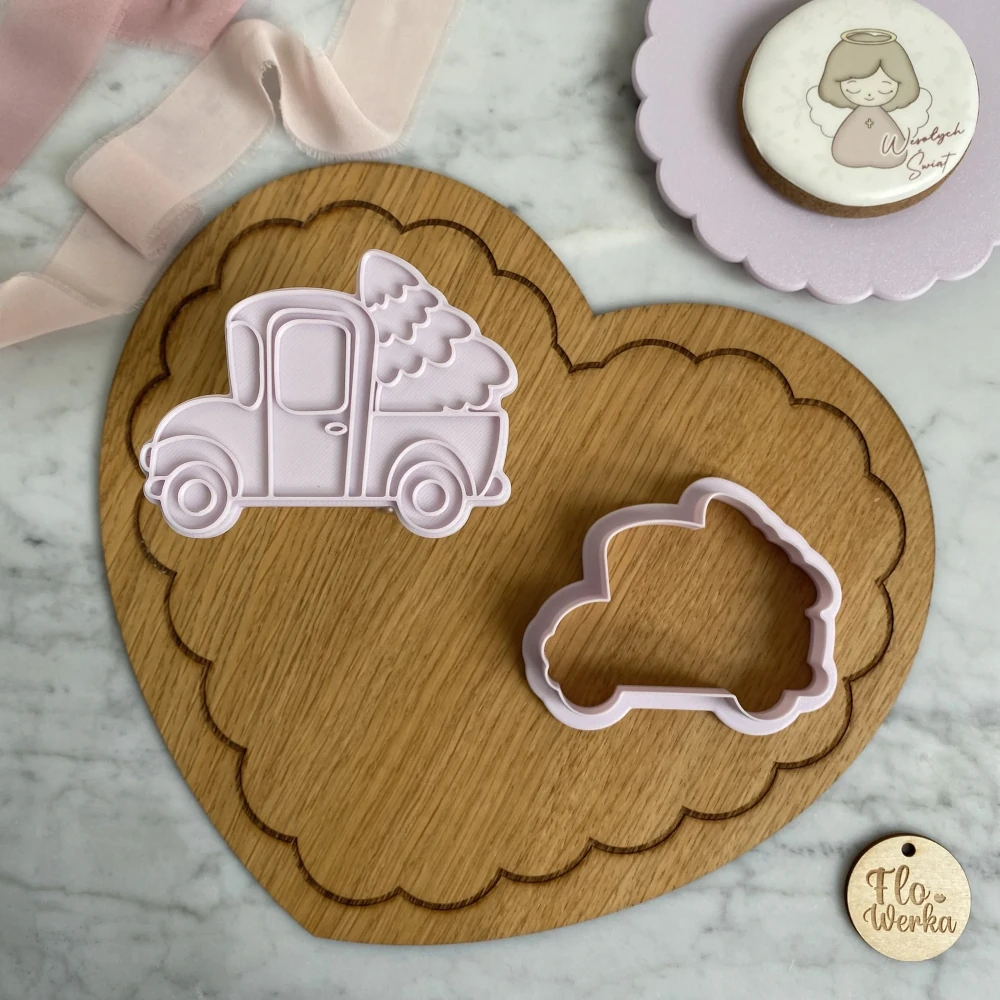 Świąteczna Wykrawaczka 3D ze Stemplem „Samochód z Choinką” 9 cm – FloWerka