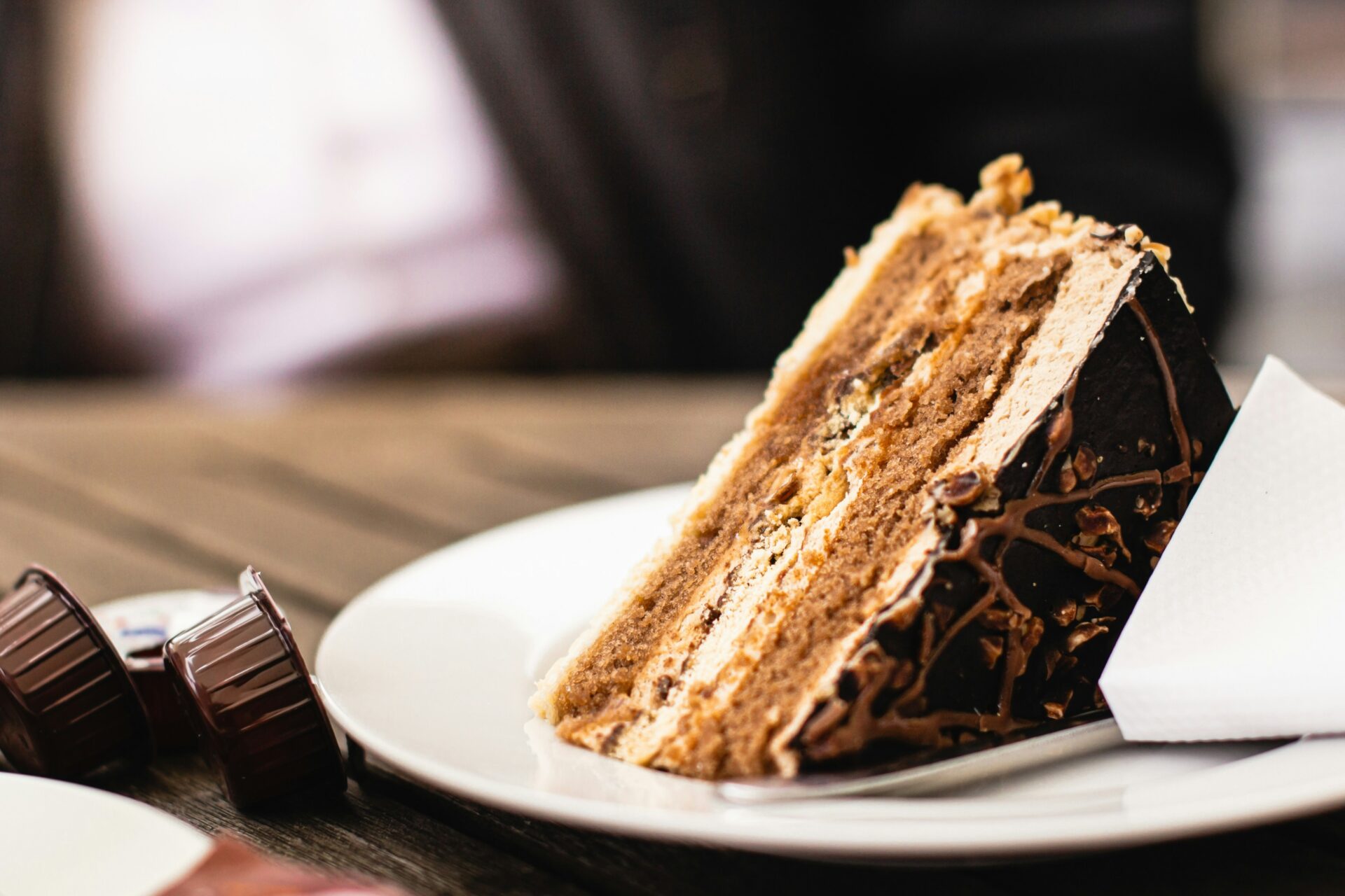 Tort Kinder Bueno – przepis na efektowny tort z kremem Kinder Bueno